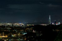 ... mit einem herrlichen Ausblick auf das nächtliche Taipeh.